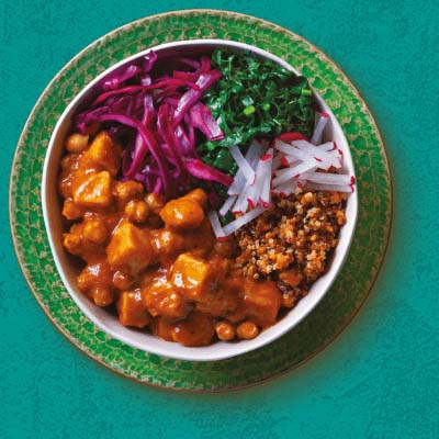 Tasty Bite Kartoffel-Kichererbsen-Curry Bowl auf Teller mit grünem Rand
