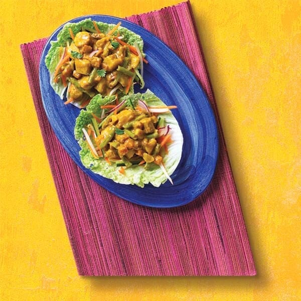 Tasty Bite Thai Salat-Wraps auf blauem Teller und pinkem Brett